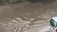 UŽAS U LAJKOVCU NAKON NEVREMENA Ulice pod vodom, automobili se bore da prođu (VIDEO)