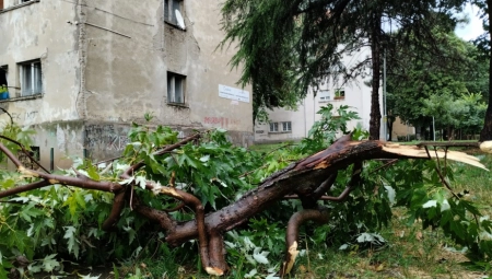 OVO MOŽE DA UBIJE NEKOGA Ogromni predajnik se otkačio sa krova u Zrenjaninu, zaobiđite ovo mesto