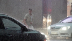 U BEOGRADU LIJE KAO IZ KABLA, RHMZ UPOZORA NA OBILNE PADAVINE! Veliki pad temperature, meteoalarmi POPALJENI! (FOTO)