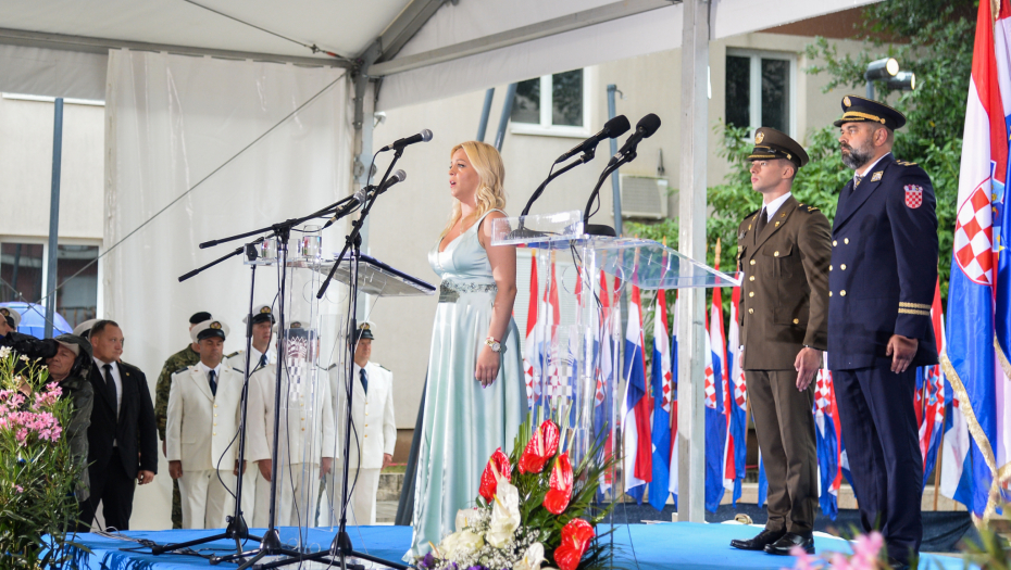 SKANDALOZNO Državni vrh Hrvatske u Kninu veličao ubice našeg naroda: Slavili nad srpskim grobovima!