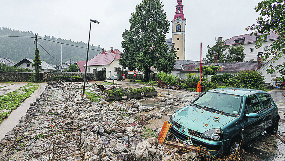 POMAMA ZA MAJSTORIMA POSLE OLUJE Usijane linije staklorescima i fasaderima