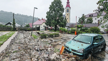 POMAMA ZA MAJSTORIMA POSLE OLUJE Usijane linije staklorescima i fasaderima