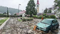 POMAMA ZA MAJSTORIMA POSLE OLUJE Usijane linije staklorescima i fasaderima
