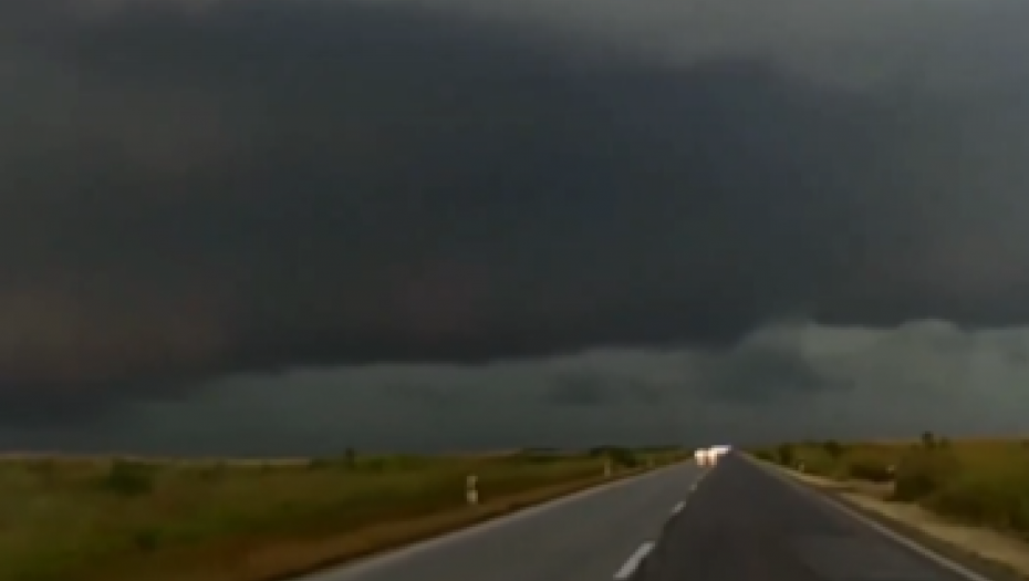 UMALO TORNADO Zastrašujuća scena iz Zrenjanina, superćelijski oblak kao iz sudnjeg dana (VIDEO)