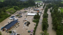 NEVREME RAZORILO GRAD, AUTOMOBILI POTPUNO ZATRPANI U KLIZIŠTU Haos u Sloveniji, poginule su tri osobe (FOTO/VIDEO)