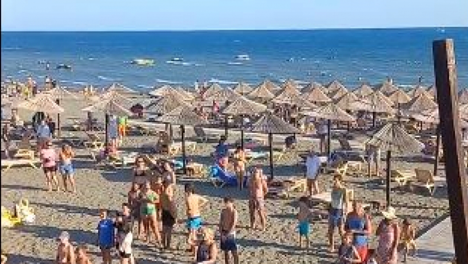 NA BAZENU PUNOM DECE, PA SRAMOTA! Turisti šokirali vrelom zabavom na popularnoj dalmatinskoj plaži