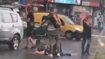 POVREĐENA ŽENA LEŽI NASRED CVIJIĆEVE ULICE Ljudi po oluji, sa kišobranima pritekli u pomoć (VIDEO)