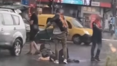 POVREĐENA ŽENA LEŽI NASRED CVIJIĆEVE ULICE Ljudi po oluji, sa kišobranima pritekli u pomoć (VIDEO)