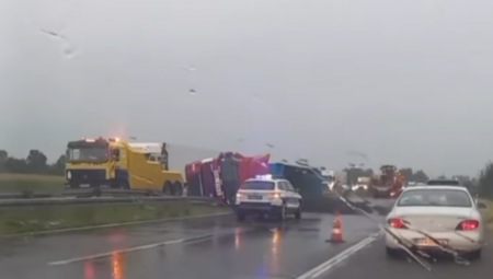 TEŠKA SAOBRAĆAJKA KOD JAGODINE Prevrnuo se šleper pun uglja na auto-putu, u toku izvlačenje vozila (VIDEO)