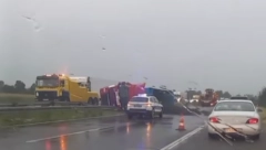 TEŠKA SAOBRAĆAJKA KOD JAGODINE Prevrnuo se šleper pun uglja na auto-putu, u toku izvlačenje vozila (VIDEO)