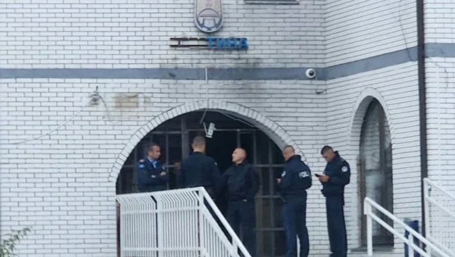 Kurtijeva policija uništila tablu na ćirilici na opštini Zubin Potok