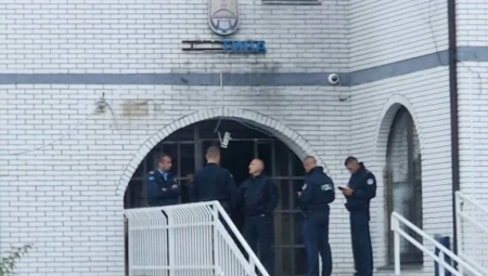 Kurtijeva policija uništila tablu na ćirilici na opštini Zubin Potok