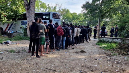 OTKRIVENO VIŠE OD 380 ILEGALNIH MIGRANATA KOD SOMBORA Policija pronašla noževe, sekire i drogu (FOTO)