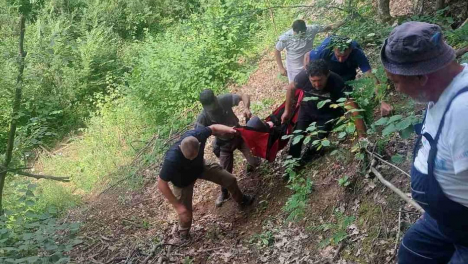 STARICA PRONAĐENA U ŠUMI KOD GADŽINOG HANA Uspešna akcija policajaca, lovaca i meštana (FOTO)