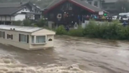 JEZIVI SNIMCI U NORVEŠKOJ NAKON KOLAPSA BRANE Podivljala reka nosi kuće, evakuisana čitava naselja (VIDEO)
