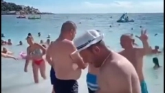 BOŽE SAČUVAJ I SAKLONI Snimak Srba na crnogorskoj plaži izazvao burne reakcije, zbog pesme dobili brojne uvrede