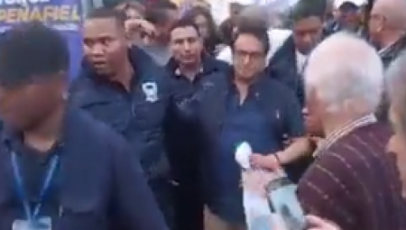 (UZNEMIRUJUĆI VIDEO) OVAKO JE UBIJEN KANDIDAT ZA PREDSEDNIKA Tri metka u glavu dok je ulazio automobil!
