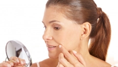 REŠILA SE BORA BEZ BOTOKSA Nimalo truda nije uložila u to, a evo koje korake je preduzela kako bi uklonila znakove starenja