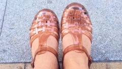 SANDALE IZ JUGOSLAVIJE ZALUDELE MODNI SVET Bile su glavna obuća za more, imalo ih je svako dete, a ovo im je svetska cena