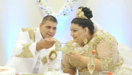 SVE ŠLJAŠTI OD ZLATA, PARE PADAJU KAO KIŠA  Ovakvu svadbu niko neće ponoviti, mladu "obukli" u evre