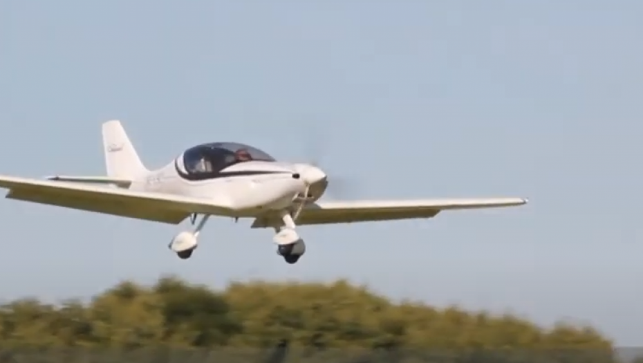 AVION SE SRUŠIO NA STAMBENO NASELJE! Pilot poginuo, ima i povređenih!