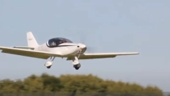 AVION SE SRUŠIO NA STAMBENO NASELJE! Pilot poginuo, ima i povređenih!