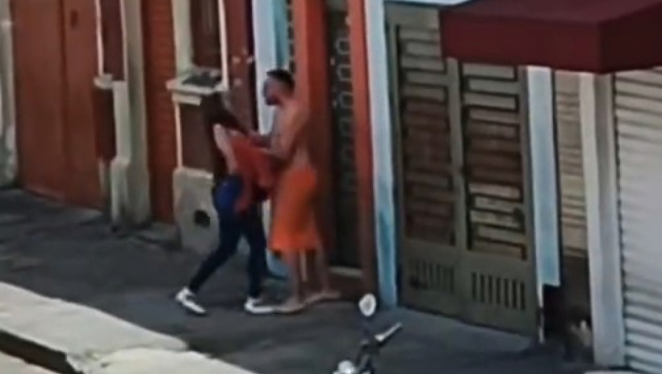 LJUBAVNICA BEŽI U TANGAMA, POLUNAG MUŽ SMIRUJE RAZJARENU ŽENU Ovakve akcione scene na javnom mestu ne možete pronaći čak ni u Nemogućoj misiji