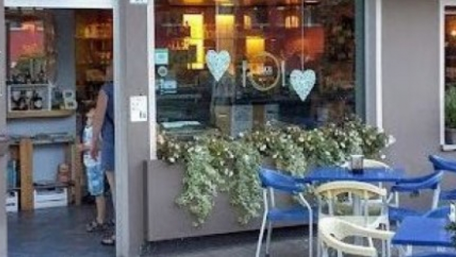 PLATIO 230 DINARA ZA SEČENJE SENDVIČA NAPOLA Ovo je skandalozno, iz restorana poručili "dodatni zahtevi imaju cenu"