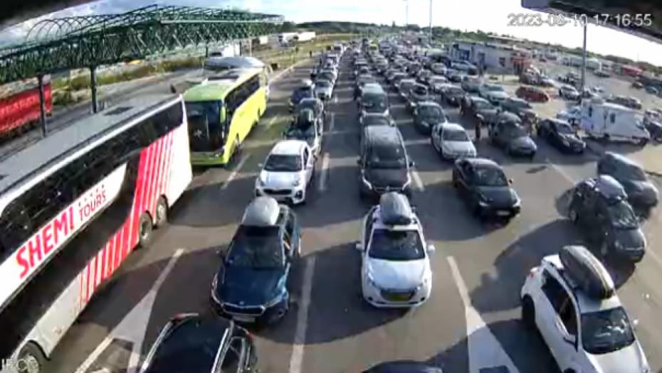 AUTOMOBILI NA HORGOŠU ČEKAJU PO DVA SATA Evo kakvo je stanje na ostalim prelazima