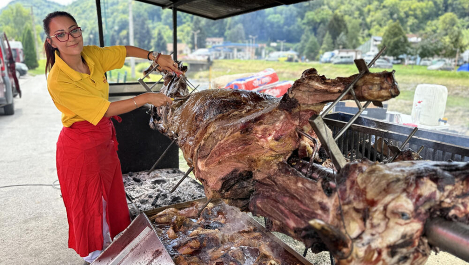 KAO OD ŠALE OKREĆE BIKA OD POLA TONE Sanja je jedina žena u Srbiji koja peče vola, iako inženjer nastavila je porodičnu tradiciju