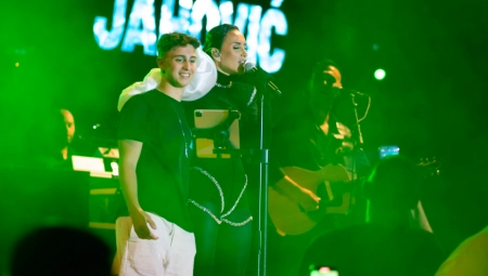 EMININ SIN PRVI PUT U JAVNOSTI! Šok na nastupu poznate pevačice, Jaman se popeo na binu i iznenadio prisutne