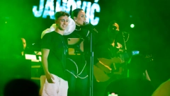 EMININ SIN PRVI PUT U JAVNOSTI! Šok na nastupu poznate pevačice, Jaman se popeo na binu i iznenadio prisutne