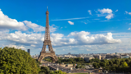 POPEO SE NA AJFELOV TORANJ I ZAMALO UPROPASTO VERIDBU MLADOM PARU Nesvakidašnja scena u Parizu