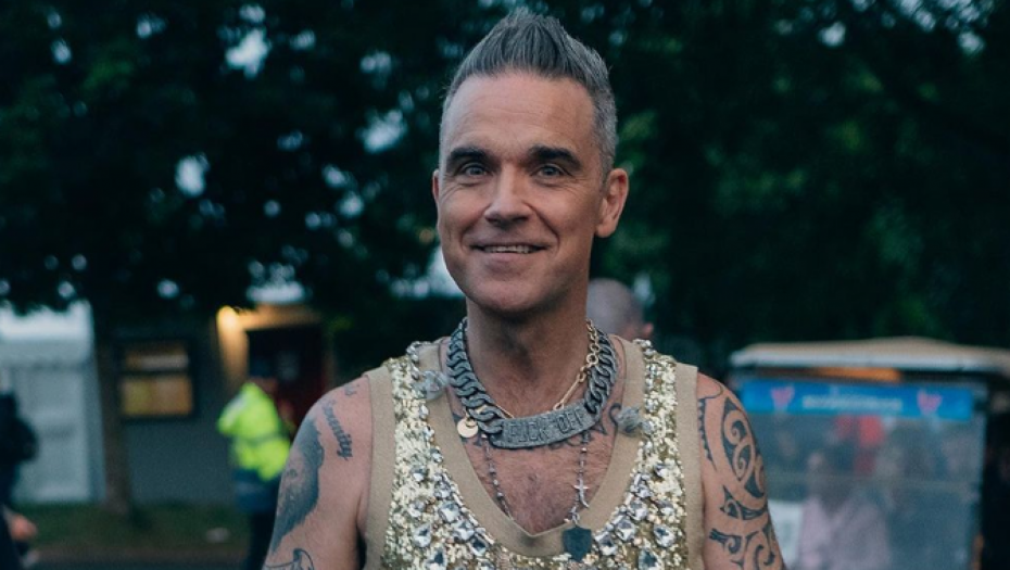 SKANDAL! Žena Robija Vilijamsa objavila njegovu potpuno golu fotku iz kreveta! (FOTO)