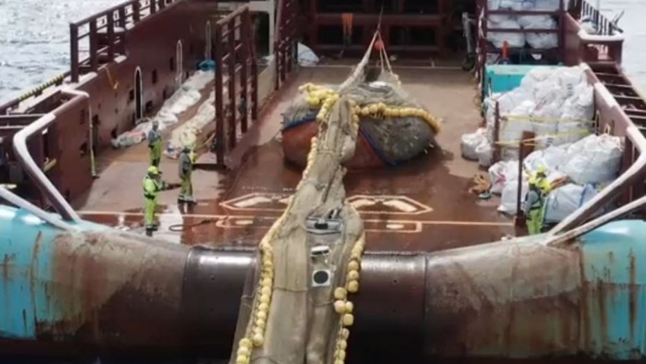 SMRT OD 11 TONA Objavljeni snimci, brod vukao punu mrežu iz okeana (VIDEO)