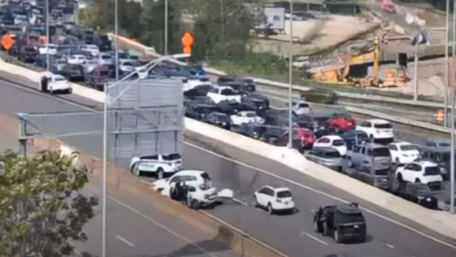 HOROR NA AUTOPUTU U SAD Zakucao se kamionom u masu vozila, pa oteo Hitnu pomoć i nastavio da divlja! (VIDEO)