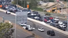 HOROR NA AUTOPUTU U SAD Zakucao se kamionom u masu vozila, pa oteo Hitnu pomoć i nastavio da divlja! (VIDEO)