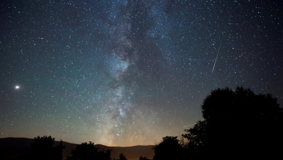 METEORSKA KIŠA PERSEIDA STVORILA PRIZOR VREDAN ČEKANJA Ako ste sinoć propustili spektakl, evo kako je izgledao (VIDEO)