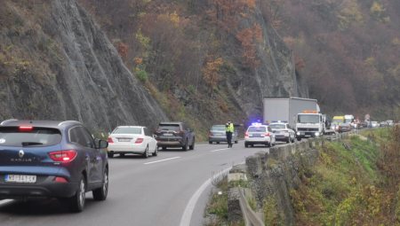 SEDMORO POVREĐENIH U LANČANOM SUDARU Karambol kod Ovčar Banje napravio kilometarsku kolonu (FOTO/VIDEO)