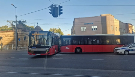 IMA POVREĐENIH U SUDARU AUTOBUSA U CENTRU BEOGRADA Prebačeni na Urgentni centar, raskrsnica blokirana (FOTO/VIDEO)
