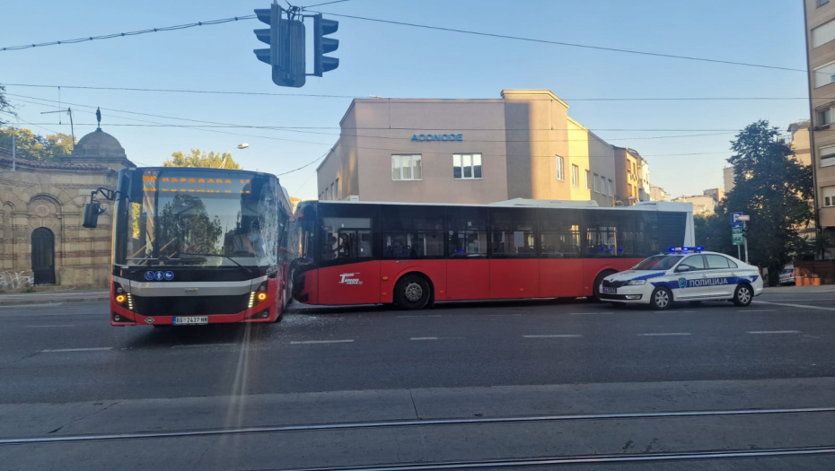 SUDARILA SE DVA GRADSKA AUTOBUSA, STAKLO JE RASUTO PO PUTU  Haos u centru grada (FOTO/VIDEO)