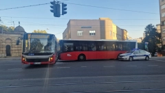 SUDARILA SE DVA GRADSKA AUTOBUSA, STAKLO JE RASUTO PO PUTU  Haos u centru grada (FOTO/VIDEO)