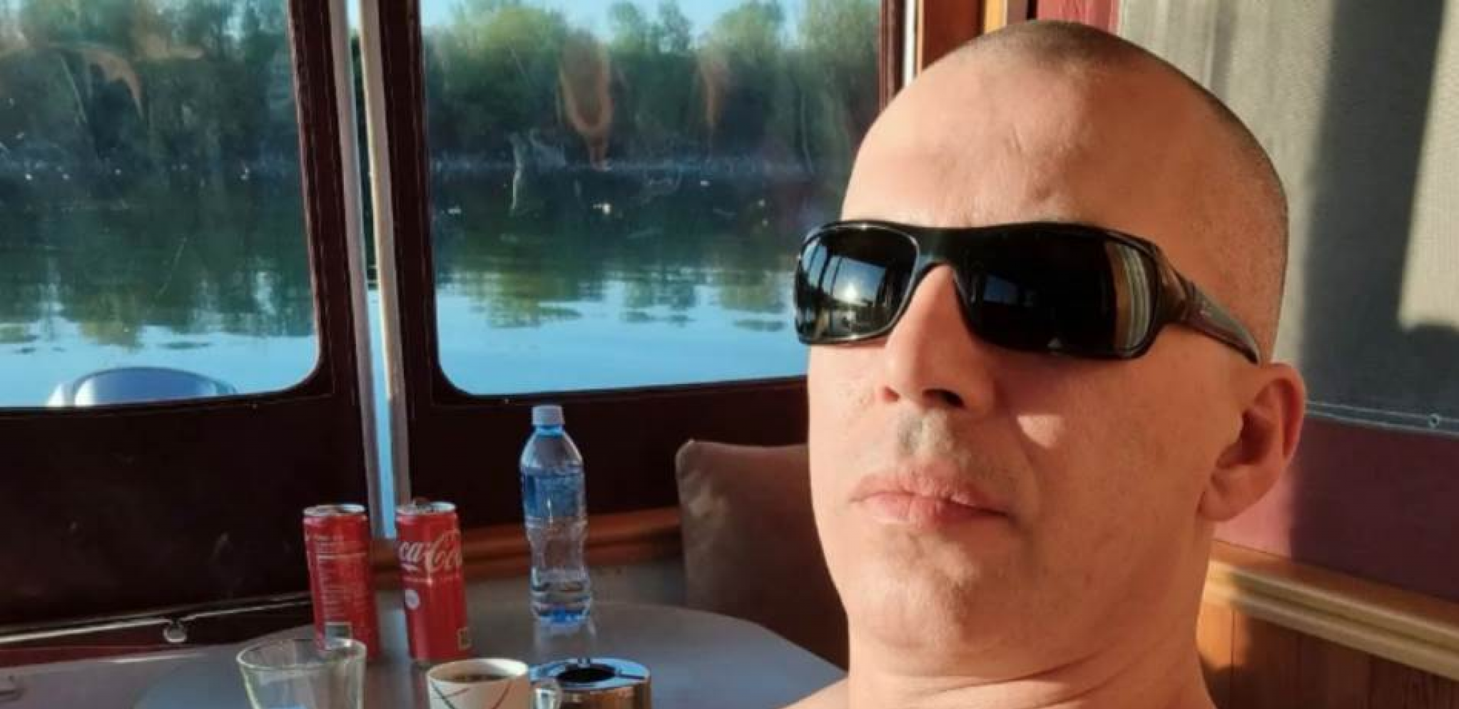SKINUO SE TOPALKO! Folker zapalio društvene mreže, niko ne veruje da ovako izgleda u petoj deceniji, spustio i gaće!