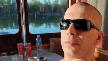 SKINUO SE TOPALKO! Folker zapalio društvene mreže, niko ne veruje da ovako izgleda u petoj deceniji, spustio i gaće!