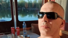 SKINUO SE TOPALKO! Folker zapalio društvene mreže, niko ne veruje da ovako izgleda u petoj deceniji, spustio i gaće!