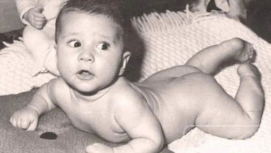 DA LI PREPOZNAJETE PEVAČA SA FOTOGRAFIJE? Danas ga čitava planeta zna, bio je miljenik lepšeg pola, a jedna žena mu je osvojila srce