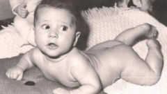 DA LI PREPOZNAJETE PEVAČA SA FOTOGRAFIJE? Danas ga čitava planeta zna, bio je miljenik lepšeg pola, a jedna žena mu je osvojila srce