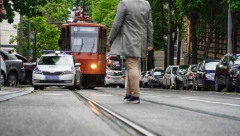 TRAMVAJ ISKOČIO IZ ŠINA Haos u Beogradu: Drugi vagon se kompletno otkačio