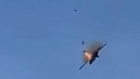 KATAPULTIRALI SE U POSLEDNJEM TRENUTKU MIG-23 počeo da se raspada u vazduhu, aeromiting se pretvorio u horor (VIDEO)