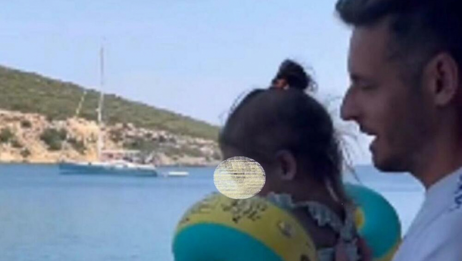 BACIO DETE U MORE DA NAUČI DA PLIVA: Otac se malo preračunao, jer se desio HOROR od kog svaki roditelj strahuje (VIDEO)